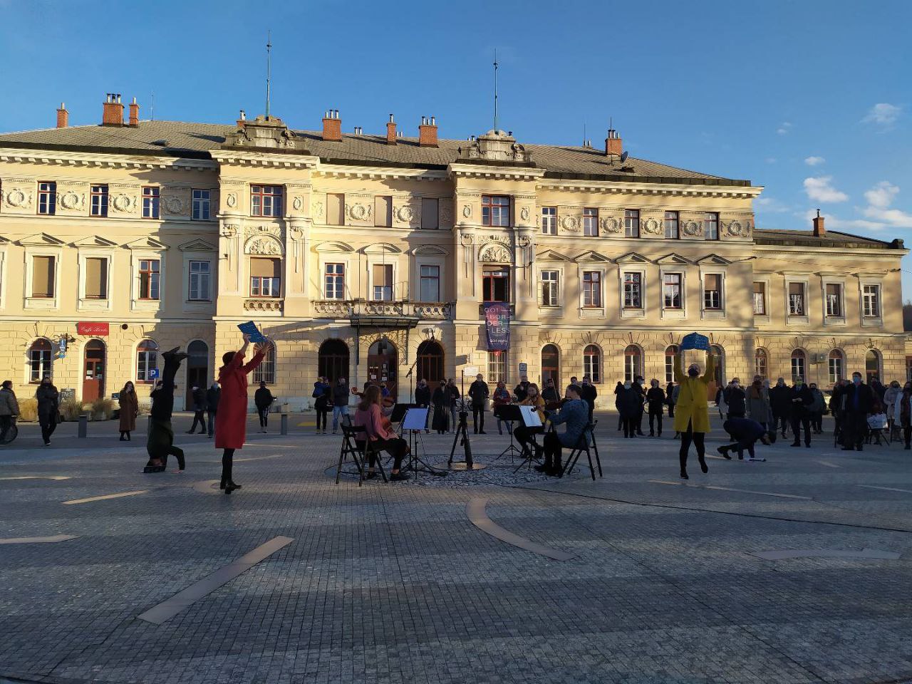 Copertina per I paletti per riqualificare piazza Transalpina, un nuovo edificio sul confine